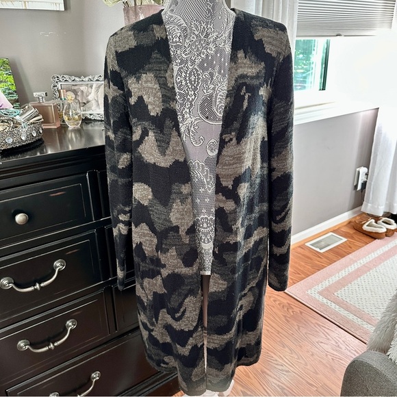 Apt. 9 Longline Cardigan Sweater Jacket Medium Gray Black Camo Print Normcore - Picture 2 of 16